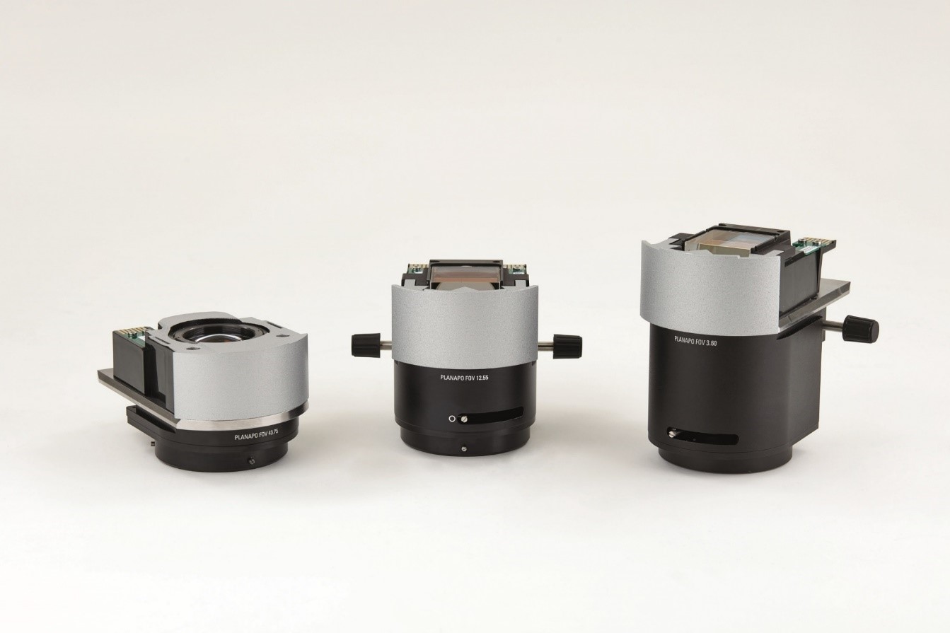 Leica DVM6 с диапазоном увеличений от 12х до 2350х достигается за счет 3х объективов